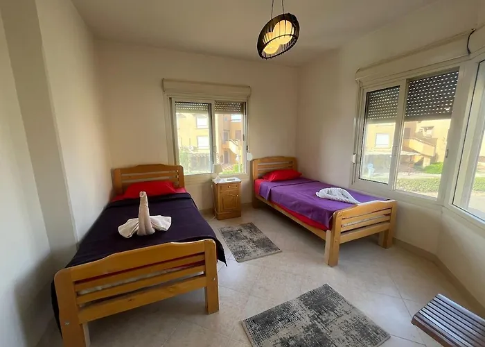 Villa Charming Beachside 5bdr In Einbay