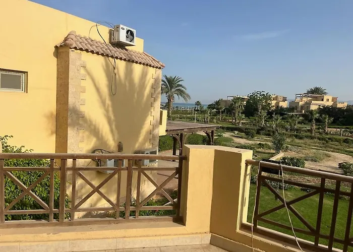 Villa Charming Beachside 5bdr In Einbay