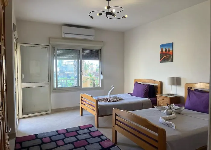 Villa Charming Beachside 5bdr In Einbay *