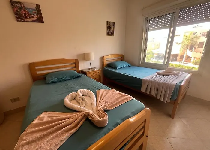 Villa Charming Beachside 5bdr In Einbay *
